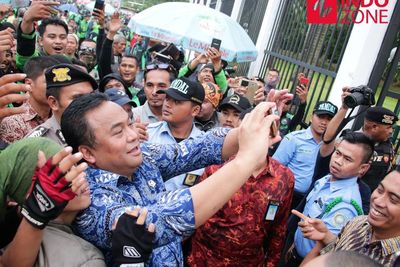 Santuy, Rachmat Gobel Selfie Bareng Driver Ojol di Tengah Demo