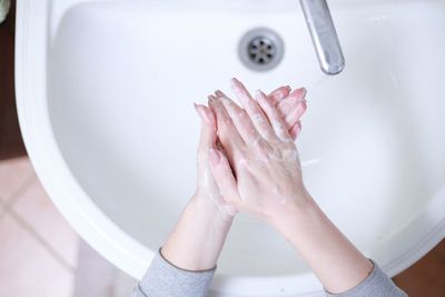 Mencuci Tangan Pakai Hand Sanitizer Terlalu Sering Bisa Memicu Infeksi