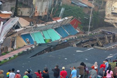 FOTO: Ngeri, Pertokoan Jompo di Jember Ambruk
