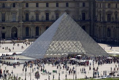 Museum Louvre Kemalingan, 3 Perhiasan Antik Kerajaan Digondol Pencuri!