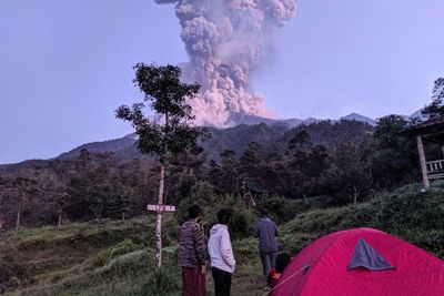 FOTO: Gunung Merapi Erupsi dengan Tinggi Kolom 6.000 Meter