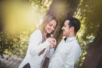 Sering Dilupakan, Ternyata 4 Cara Ini Bisa Bikin Istri Bahagia Banget 