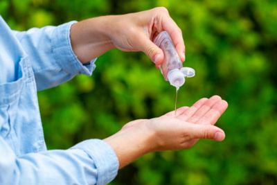 Manakah yang Lebih Efektif, Cuci Tangan atau Pakai Hand Sanitizer?