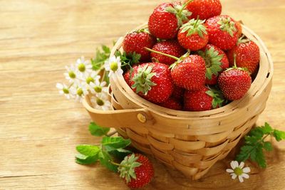 Bisa Bikin Glowing, Yuk Bikin Masker Stroberi di Rumah