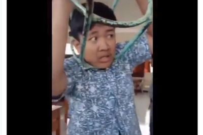Kepalanya Nyangkut di Bangku, Cowok Ini Viral di Social Media