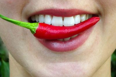 Benarkah Wanita Lebih Tahan Pedas daripada Pria? Ini Penjelasan Ilmiahnya!