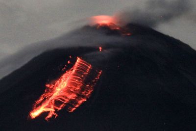 FOTO: Penampakan Guguran Lava Pijar Gunung Semeru