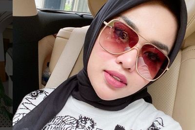 Sempat Pamer Rambut Baru, Foto Medina Zein Lepas Hijab Hilang