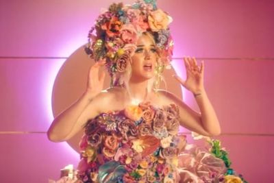 Tengah Hamil, Intip Potret Cantik Katy Perry di Never Worn White