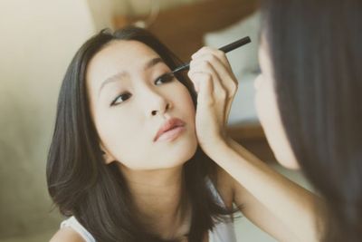 Cara Sederhana Mengatasi Eyeliner yang Kering, Cukup 1 Menit