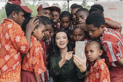 Intip Momen Hangat dan Seru Raline Shah Saat Jadi Guru di Papua