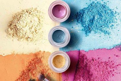 Manfaatkan Eyeshadow Untuk Dapatkan Eyeliner Berwarna