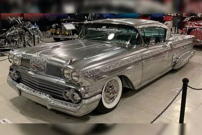 Chevrolet Impala 1958, Mobil Klasik Berukir Logam yang Memukau