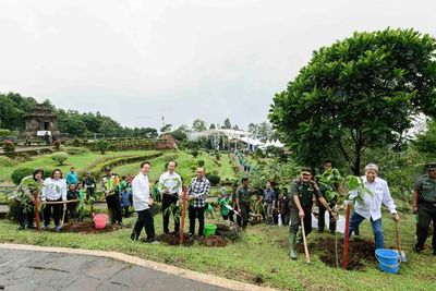 Darling Squad Hijaukan Kompleks Percandian Gedongsongo