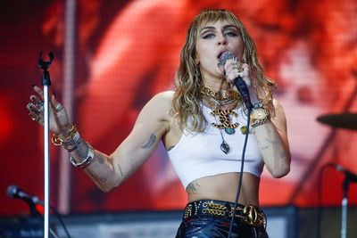 Akibat Covid-19, Miley Cyrus Batalkan Konser Amal di Australia