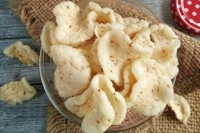 Untuk Stok Camilan di Rumah, Begini Cara Membuat Kerupuk Nasi