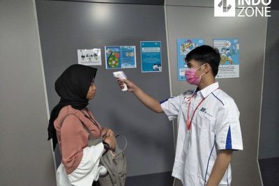 Waspada Virus Corona, Penumpang MRT Diperiksa dengan Thermo Scanner