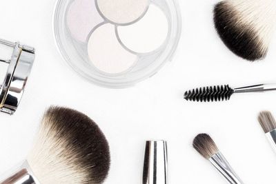 5 Tutorial Makeup Simple ke Kantor: Cukup Pakai Sunscreen dan Bedak!
