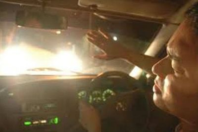 Bukan Salah Lampu, Ini Penyebab Lawan Berkendara Silau saat Mengemudi