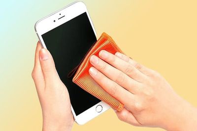 Apple Imbau Pengguna Bersihkan iPhone untuk Cegah Virus Corona