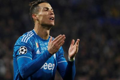 Bek Juventus Positif Virus Corona, Bagaimana Nasib Cristiano Ronaldo?
