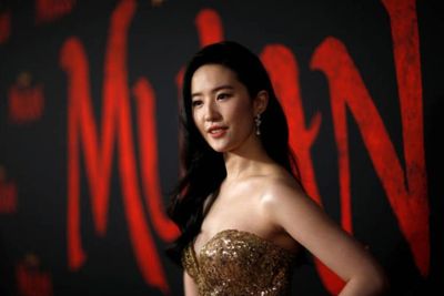Makna Burung Phoenix dalam Gaun Liu Yifei di Premiere Mulan