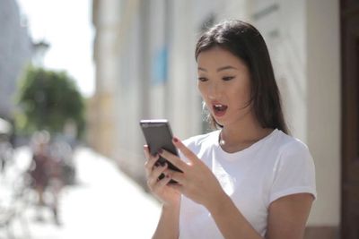 Masih Sayang, Ini 3 Zodiak yang Hobi Stalking Media Sosial sang Mantan
