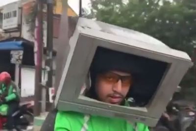 Viral! Driver Ojol Pakai TV Bekas Untuk Dijadikan Helm