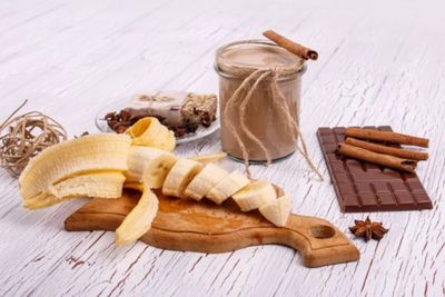 Cari Teman Ngemil Buat Work From Home? Jajal Bola-Bola Pisang Cokelat