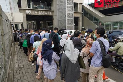 Atasi Antrean Panjang, Manajemen MRT Tambah Personel