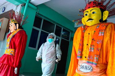 FOTO: Cegah Covid-19, Sekolah Diliburkan dan Disemprot Disinfektan
