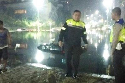 Sebuah Mobil Nyemplung ke Bundaran HI, Begini Kronologinya