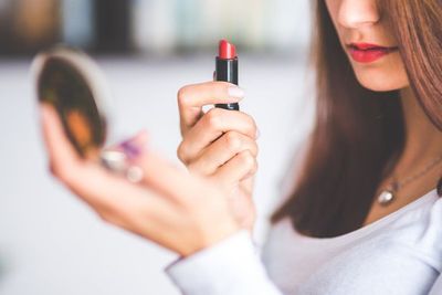 5 Cara Mengaplikasikan Makeup yang Aman Tapi Tetap Nyaman