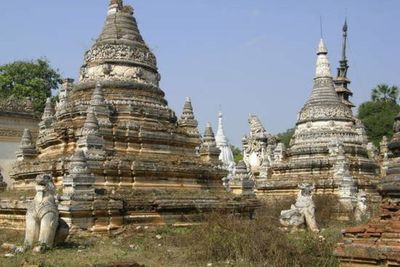 Pagoda Unik di Myanmar yang Dihuni oleh Ular-Ular Piton Besar