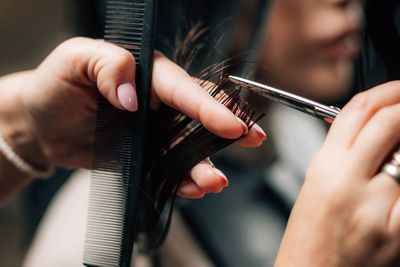 Apakah Potong Rambut Pendek Bisa Mengurangi Rambut Rontok? Ini Penjelasan Ahlinya