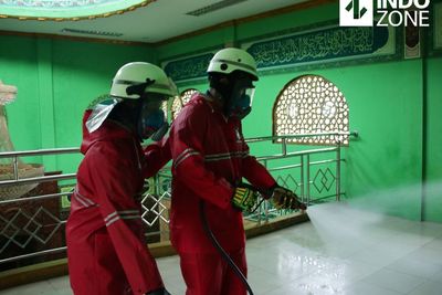 FOTO: Damkar DKI Semprot Disinfektan di Masjid dan Panti Sosial