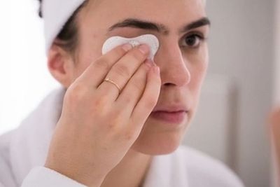 Kenapa Harus Pakai Micellar Water untuk Menghapus Makeup?