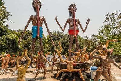Taman Wang Saen Suk Berisi Patung Gambaran Hukuman di Neraka