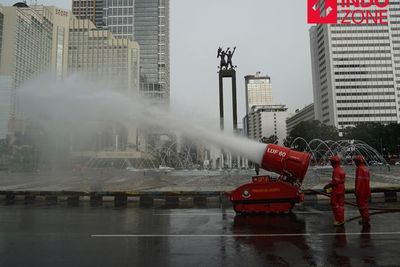 FOTO: Penyemprotan Disinfektan di Fasilitas Umum Ibu Kota
