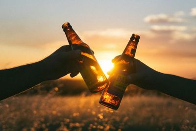 Sering Dianggap Pelepas Penat, Kebiasan Minum Alkohol Ternyata Malah Bisa Memicu Depresi!