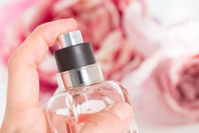 Mau Parfum Wangi Tahan Lama? Harus Coba 5 Trik Ini