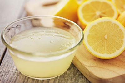 Cara Mudah Peras Lemon Sampai Airnya Tak Tersisa