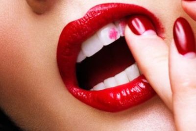Tips Pakai Lipstik Tanpa Nempel di Gigi, Begini Caranya