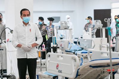 FOTO: Pakai Masker dan Sarung Tangan, Jokowi Tinjau RS Darurat