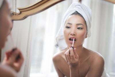 7 Cara Bikin Lipstik Tahan Lama dan Warna Bibir Tetap Cantik, Gak Perlu Sering Touch Up