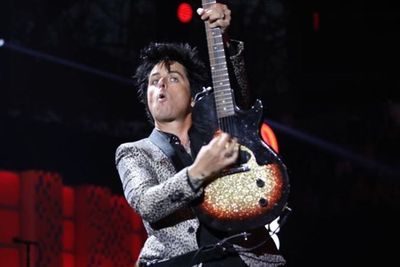 Jalani Masa Karantina, Vokalis Green Day Rekam Lagu Cover di Kamar
