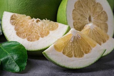 DIY Scrub dari Jeruk Bali, Menghaluskan Kulit Kering dan Kasar