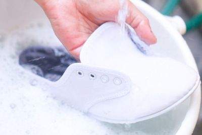 Kebiasaan Mencuci Sepatu Pakai Deterjen? Ini Bahayanya