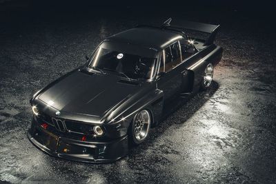 Keren Abis! Mobil Balap BMW Disulap Jadi Batmobile Gahar