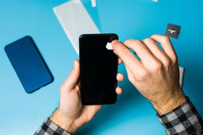 Cara Terbaik Bersihkan Handphone biar Enggak Cepat Rusak 